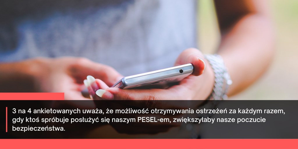Ręce trzymają smartfon na tle baneru o ostrzeżeniu związanym z numerem PESEL.